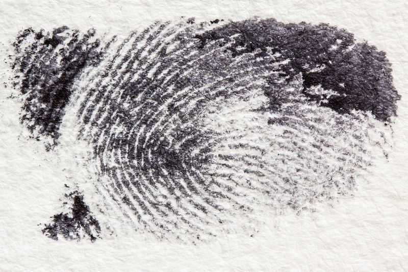 Fingeravtryck i svart bläck på papper